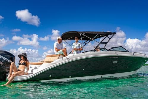 NEW! Perfect Sea ray Sundeck up to 9 people! •  Captain paid separately – Miami Beach