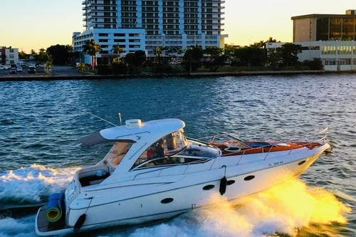 Move with the wind aboard 40 "  REGAL – Miami Beach