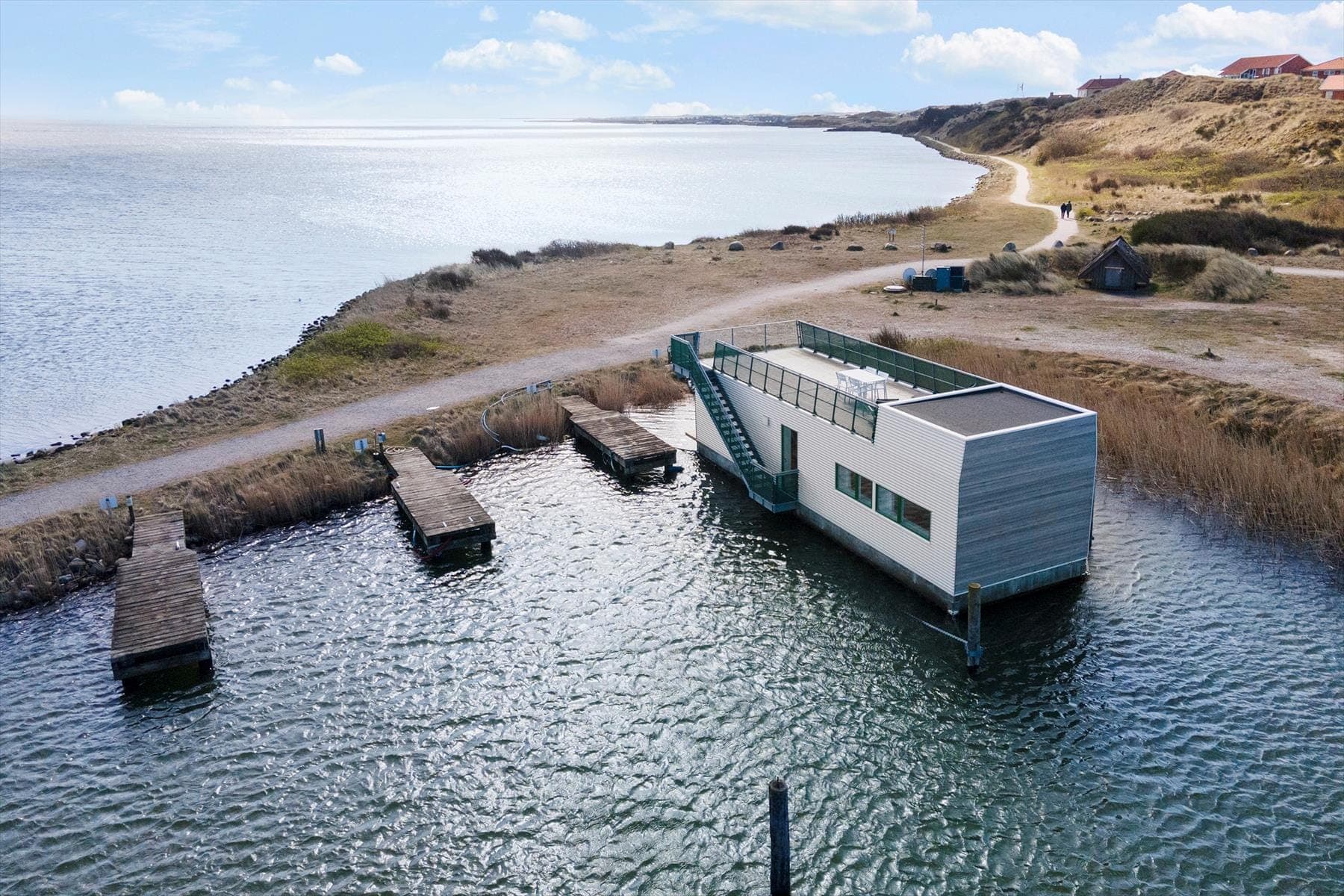 Moderne husbåd med unik placering ud mod Ringkøbing Fjord – Hvide Sande