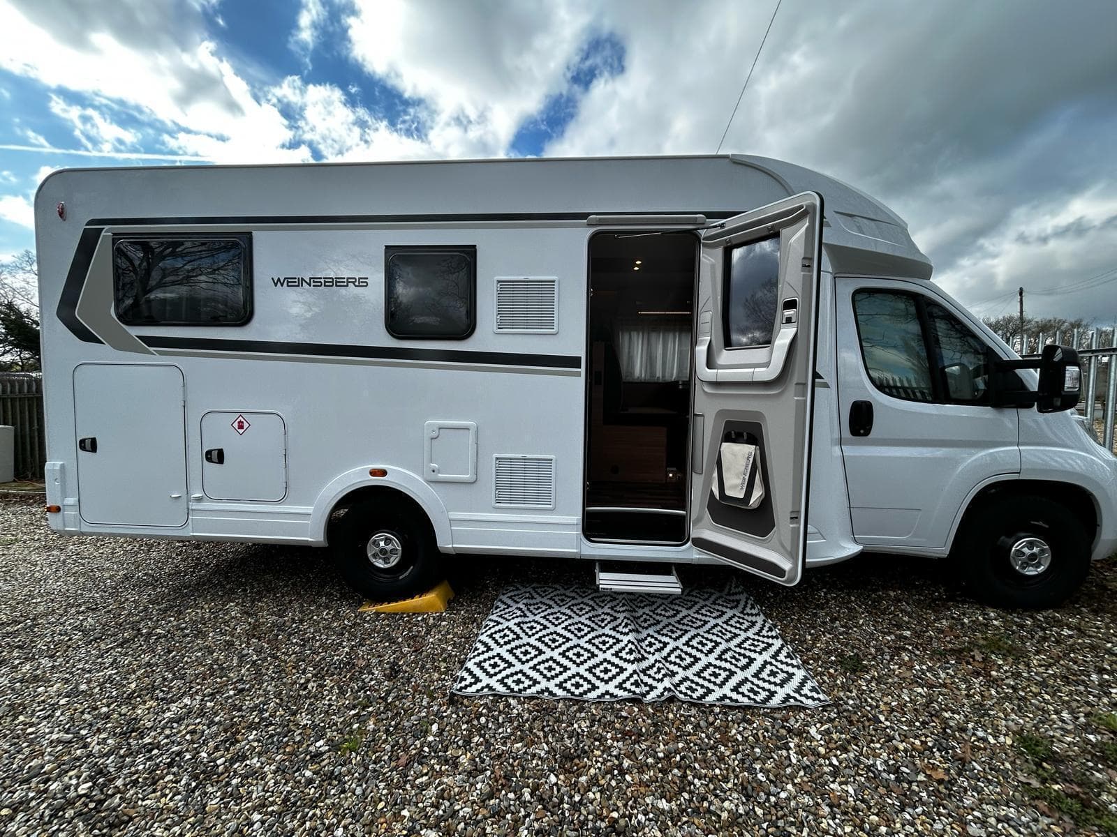 700YN24AZG – London
