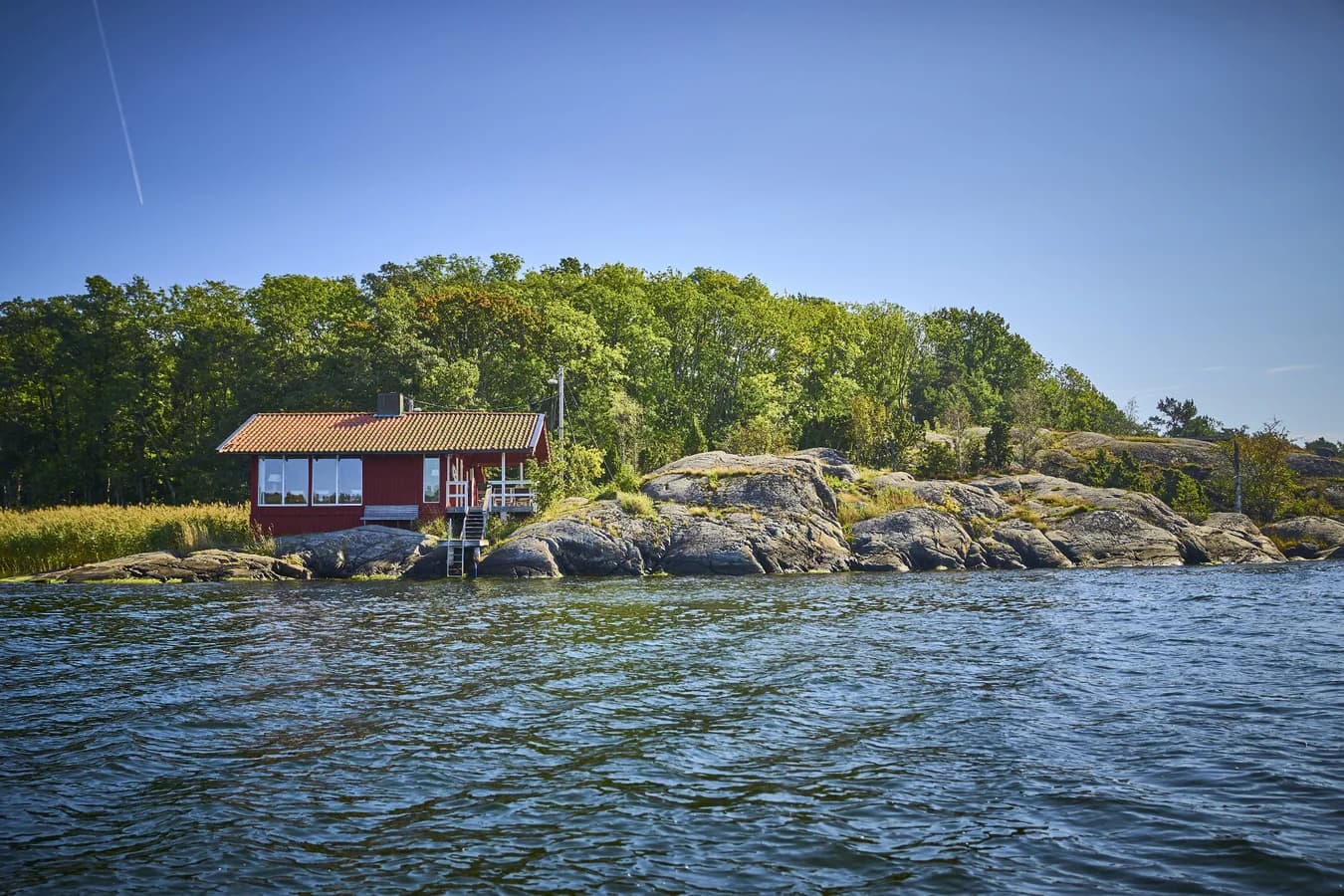 Djurönäsets vedeldade bastu i havskanten – Värmdö