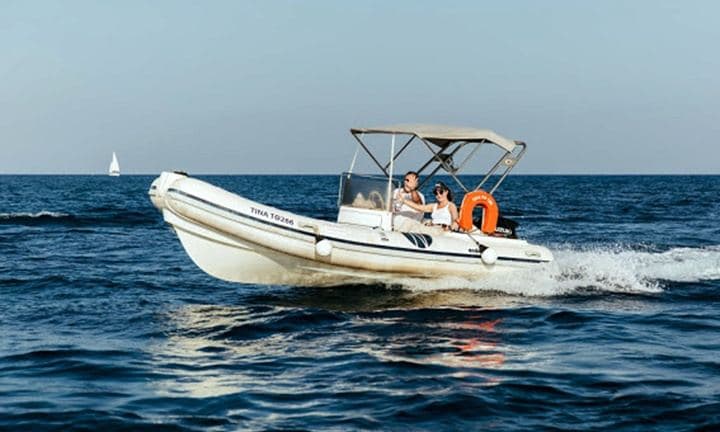 Easy to Navigate - 19' Semi-Rigid Inflatable Boat in Vlichada – Vlichada