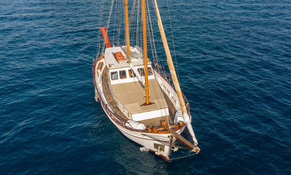 Traditional Wood Kaiki Sailboat in Athens for Charter – Nea Peramos
