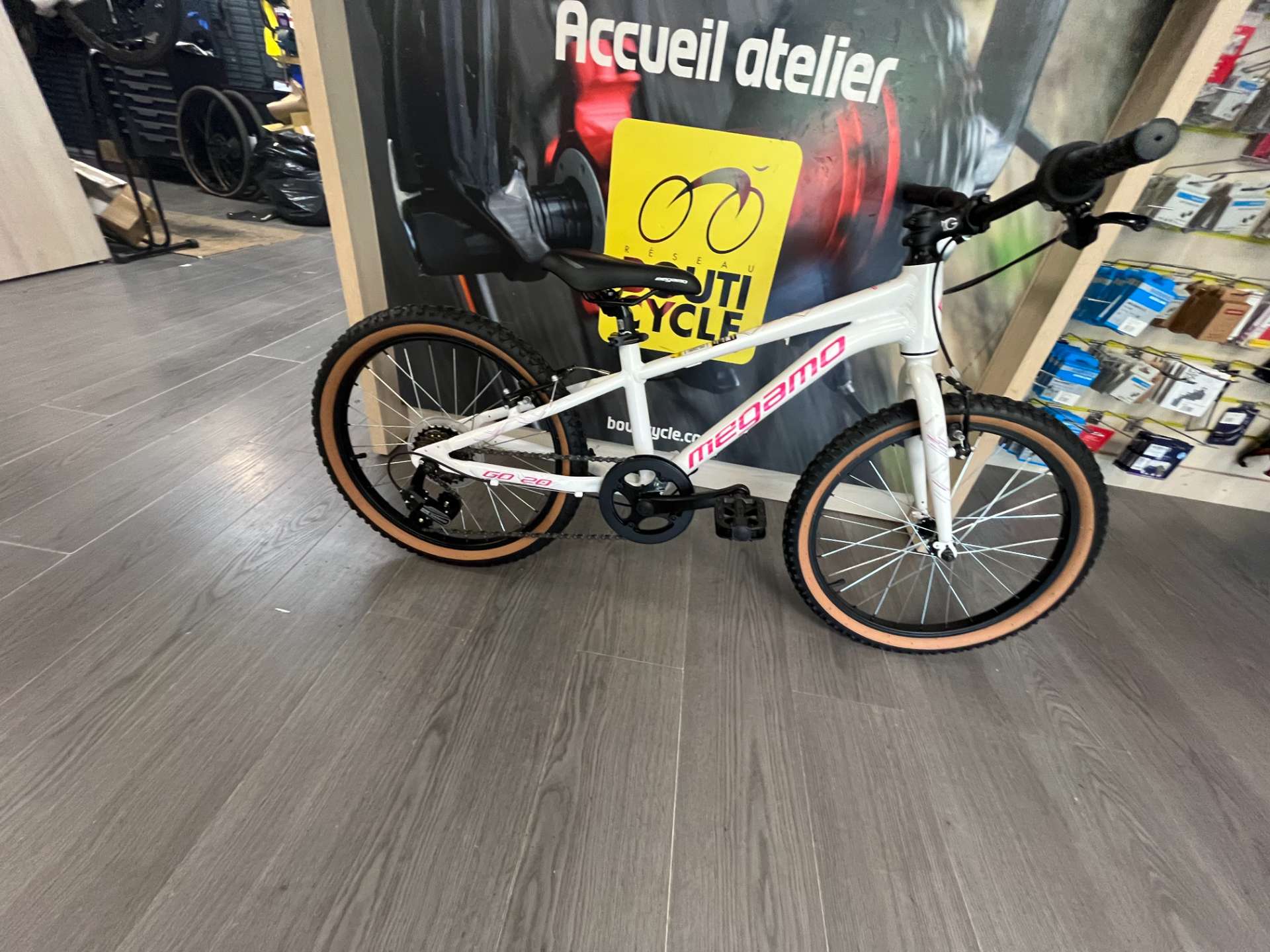 20" GO megamo - white - children's size 20 inches