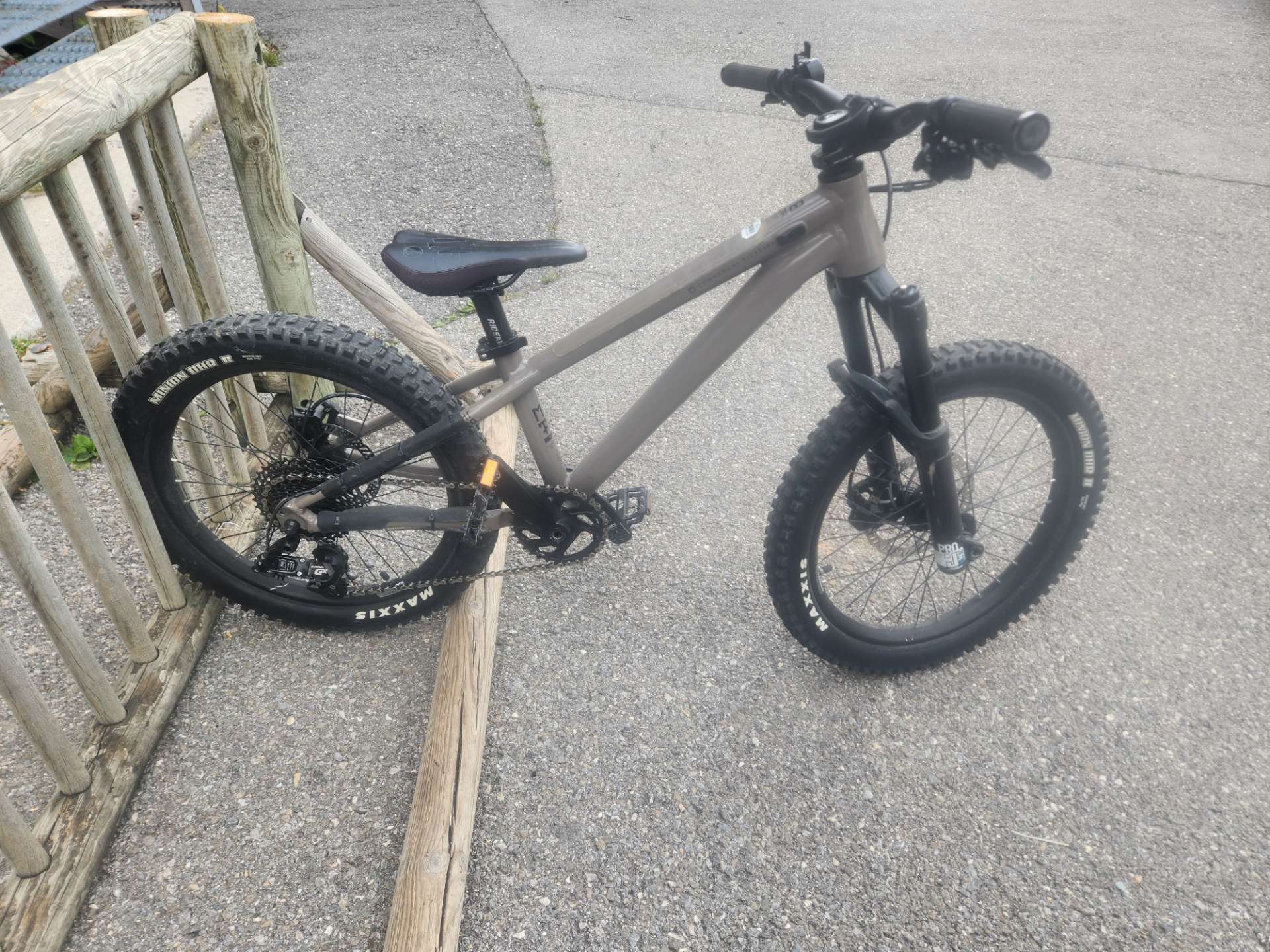 Commencal Meta Kids Mountain Bike - Size 20"