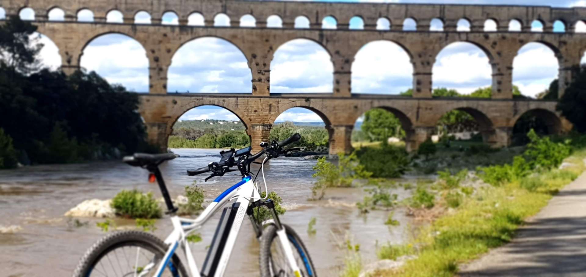 Electrically assisted mountain bike hire