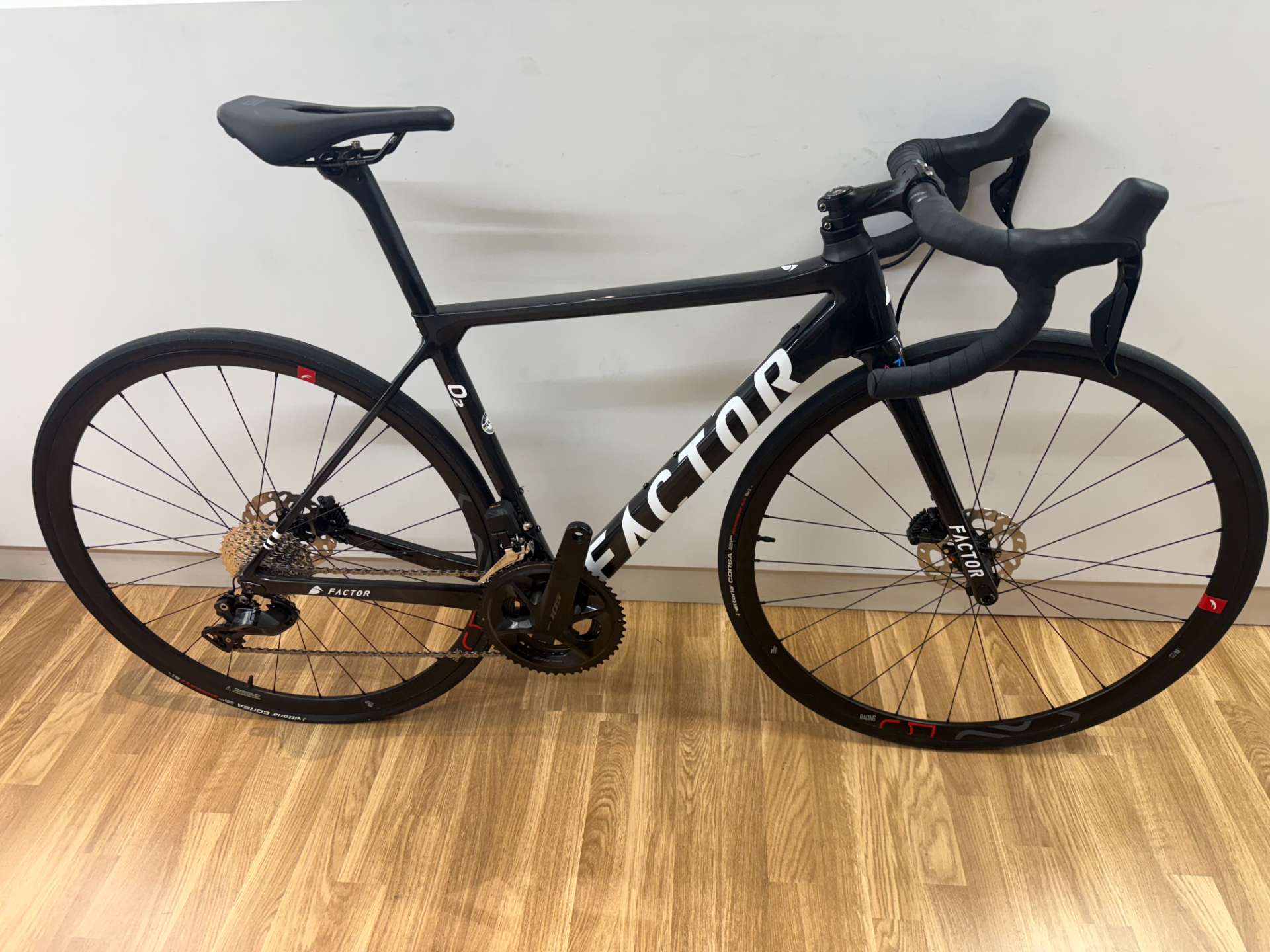 Expert Road Bike with Disc Brakes and 105 DI2 Factor Size XS/S 49