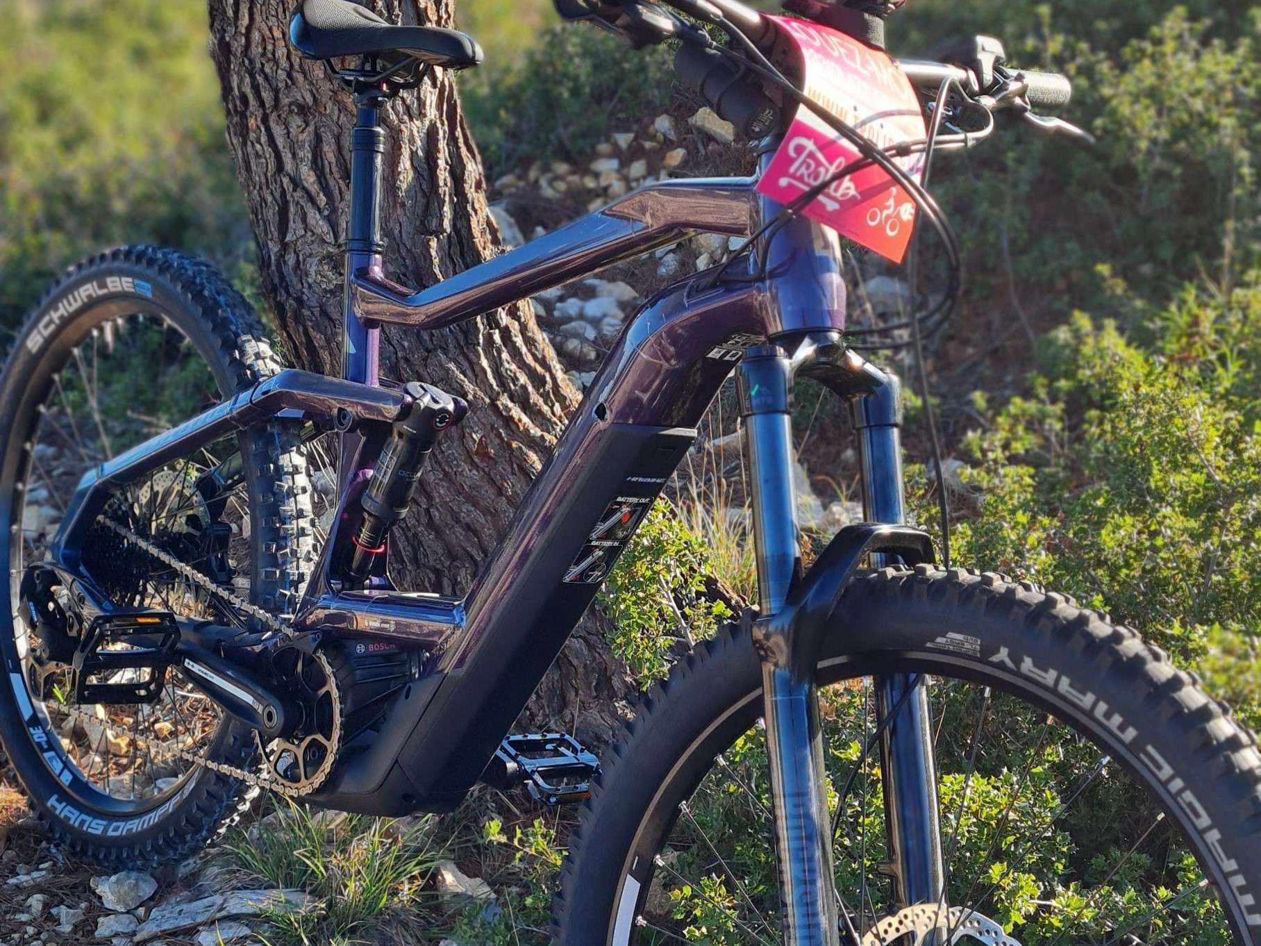 Location de VTT électrique Tout Suspendu dans les Calanques de Cassis | Guide Virtuel et Assurance inclus
