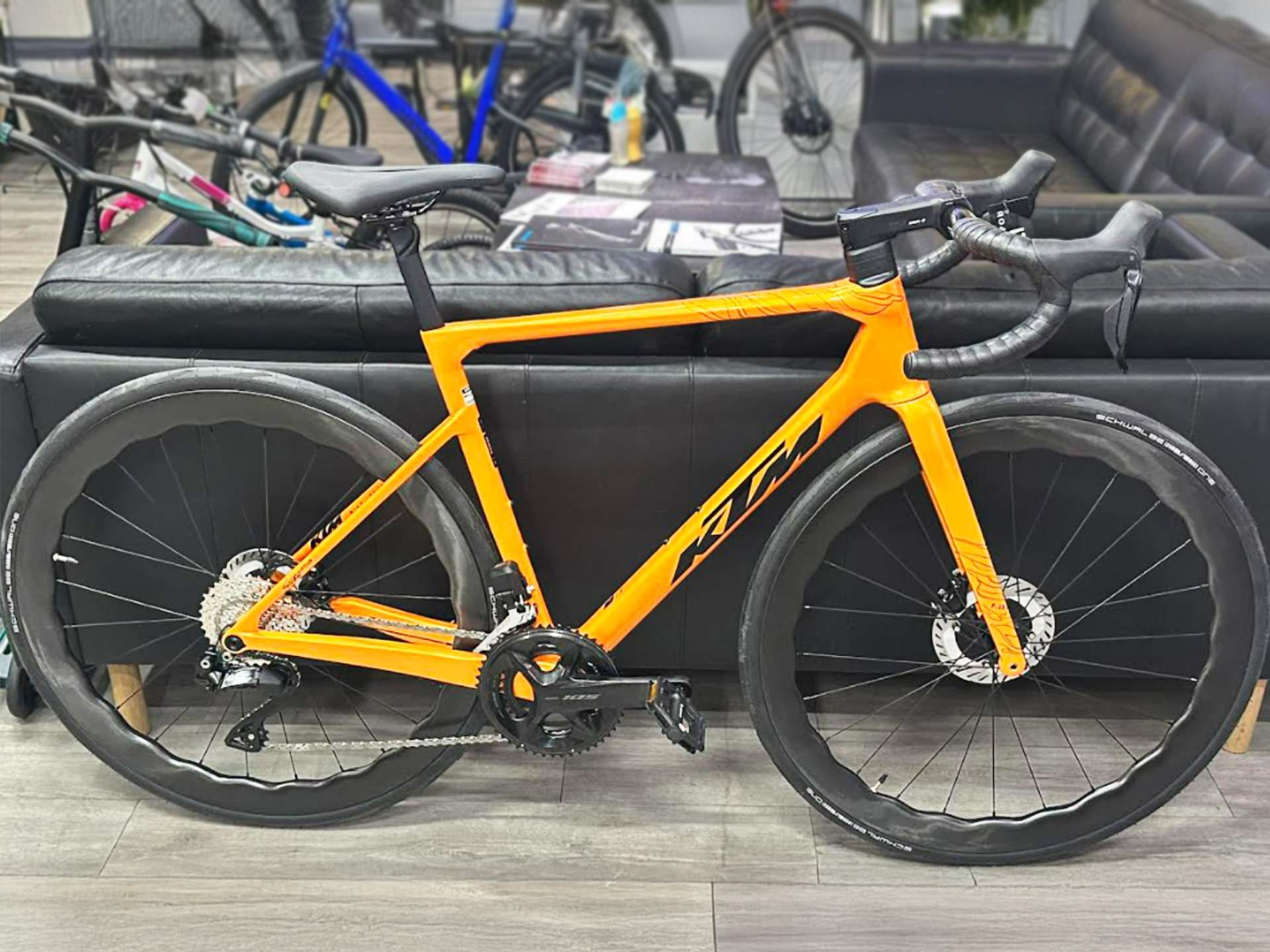 M 54 – KTM Alto 105 Di2 orange (Premium) – Niza