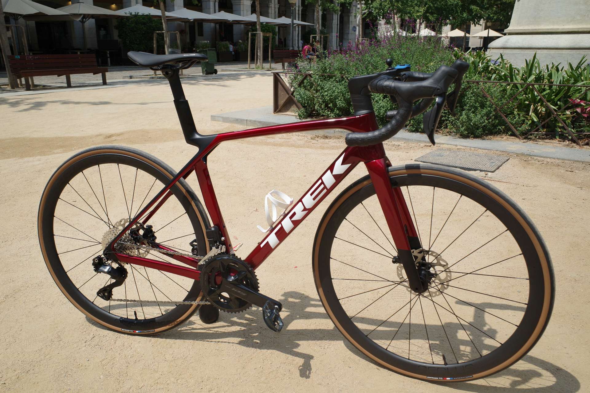 Trek Madone SL6 Road Bike Expert Disc and 105 DI2 Size 56 M/L – Aix-en-Provence