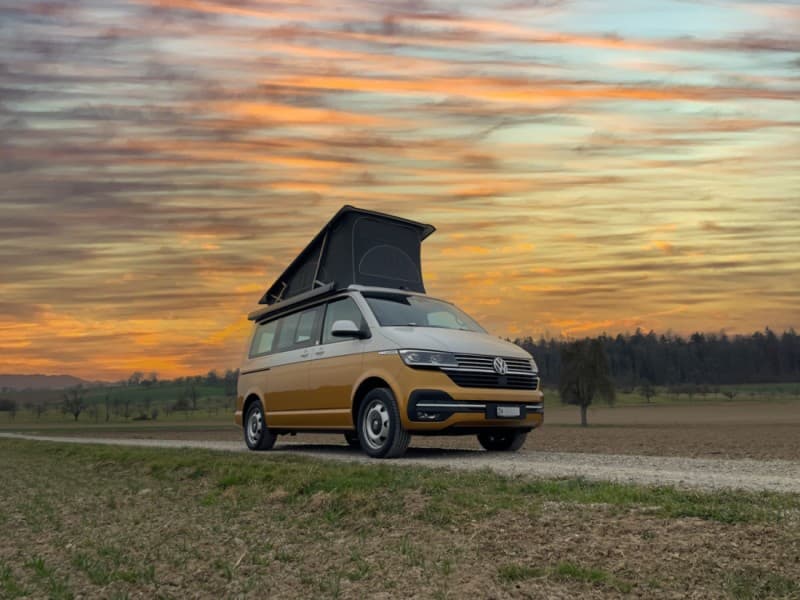 CampBär's gelber T6.1 California Ocean, Dominik's Campingbus – Höri