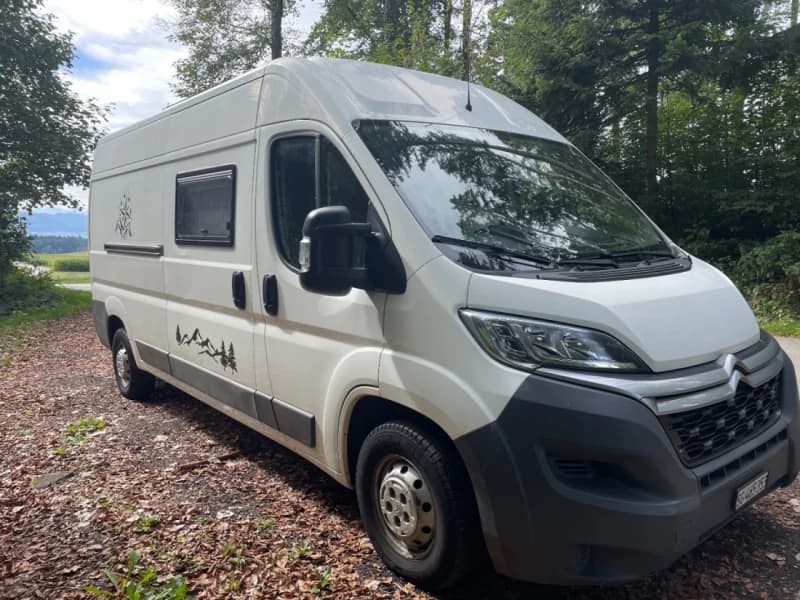 Jumpy, Ela & Cathy's Campingbus – Grabs