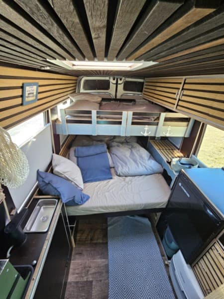 Takeshi, Conny & Martin's Campingbus – Nassen