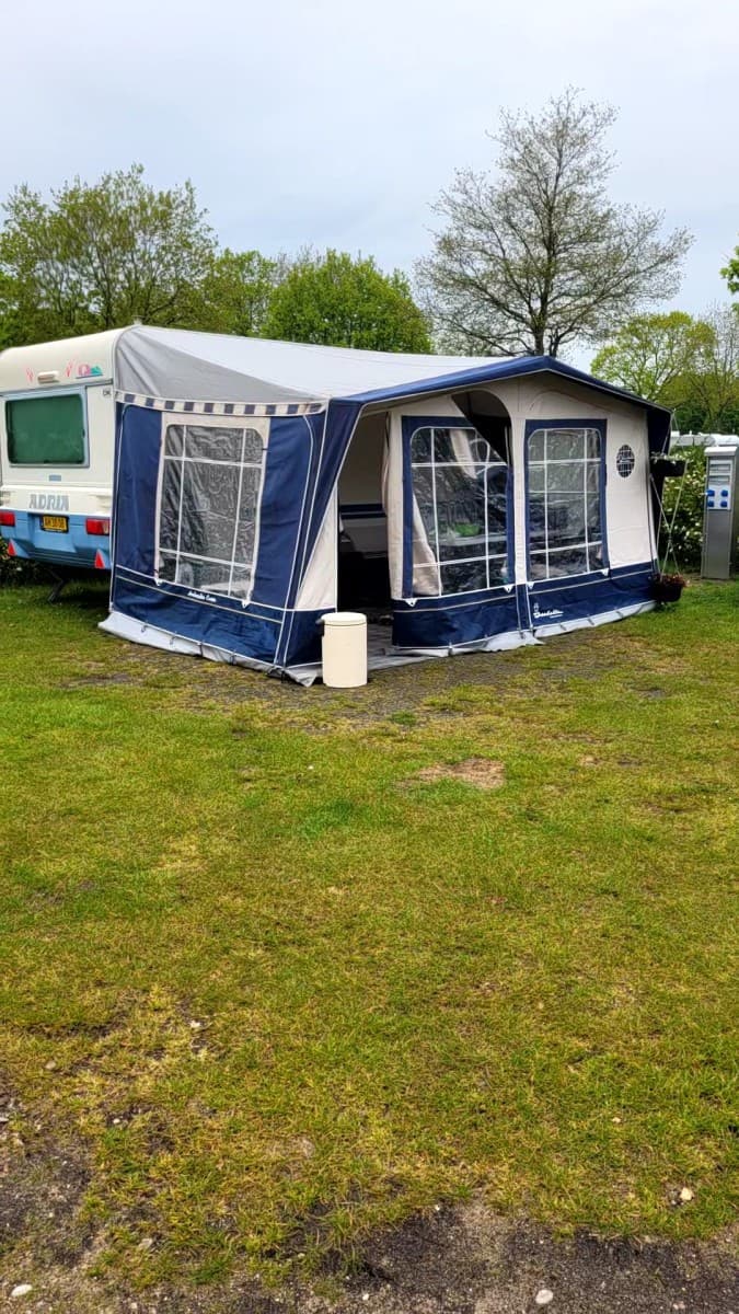 Fristedet, Dennis's Campingvogn – Bording